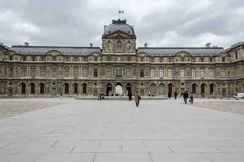 94 - Francia - Paris - museo del Louvre - patio Cuadrado.jpg